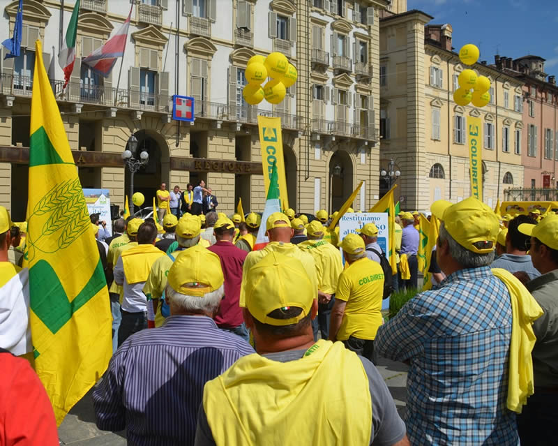 Davanti a Palazzo Regione