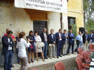 Politici e esponenti del settore riso durante la visita ai campi varietali nel Novarese