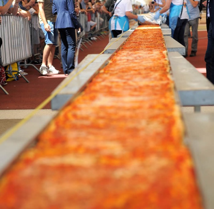 Un chilometro e 596 metri la pizza più lunga del mondo