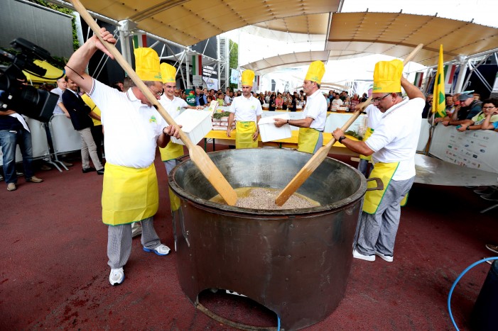 Il risotto dei record a Expo (fotogallery)