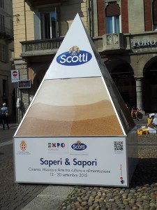 Piramide di Riso, Piazza della Vittoria, Pavia