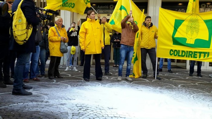 Solidarietà a Parigi, Coldiretti sospende la mobilitazione e a Novara regala il latte