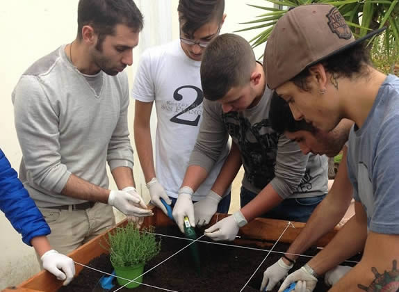 I ragazzi dell’orto pensile metropolitano riscattano le periferie (fotogallery)