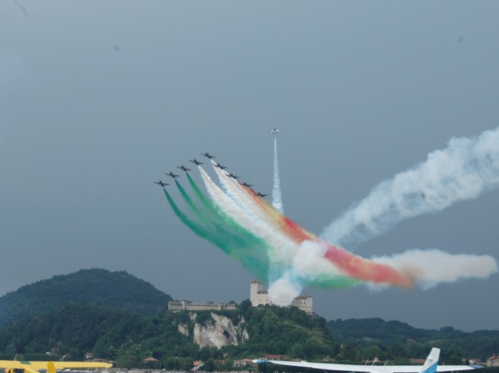 Frecce tricolori, emozioni e immagini disegnate nel cielo del Lago (fotogallery)