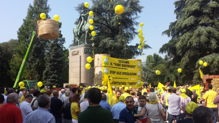 No grano no pane, trebbiatura in piazza