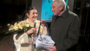 Fiorenzo Rossino, presidente Latteria Sociale di Cameri, consegna il gorgonzola a Carla Fracci