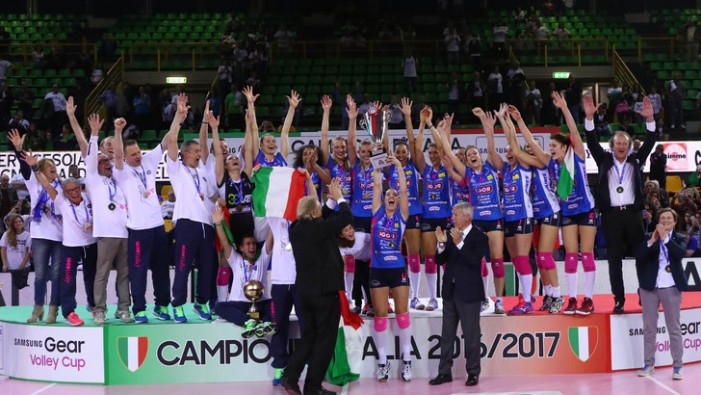 Notte magica, le ragazze Igor Volley campionesse d’Italia. Poi il “bagno” di folla (fotogallery)