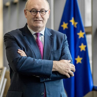 Phil Hogan: auguri alle famiglie contadine