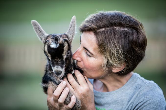 Alessandra, che culla i cinghiali e sussurra ai cani ciechi (photogallery)