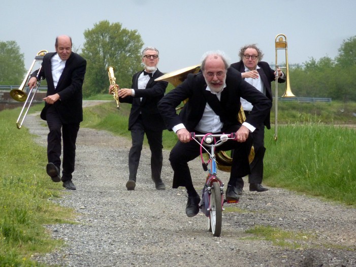 Banda Osiris, sei uomini in bicicletta lungo il canale Cavour