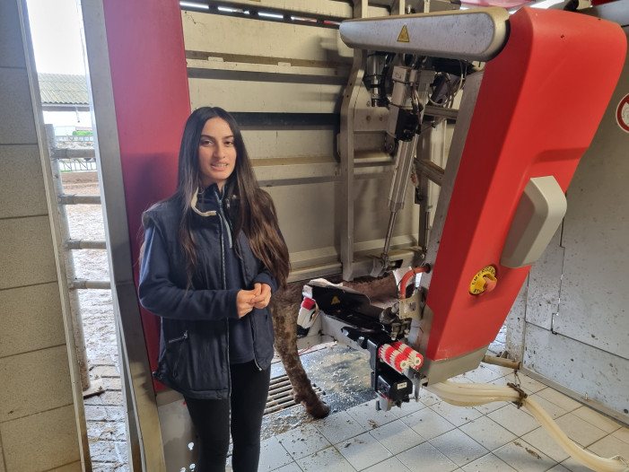 Giulia: “Ho scelto di fare la mungitrice, anzi la tecnica di stalla”