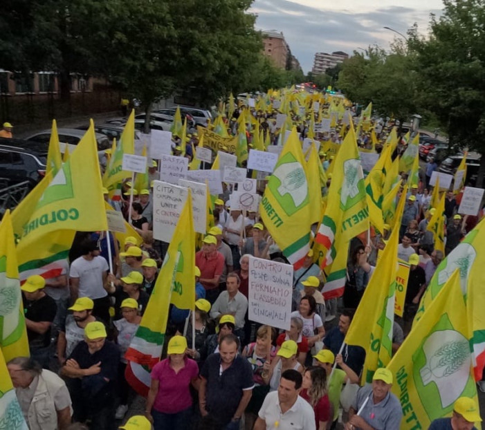 “Basta cinghiali”, quasi un assedio al Grattacielo Piemonte