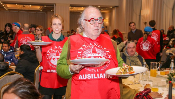 Senzatetto serviti a tavola dai Vip