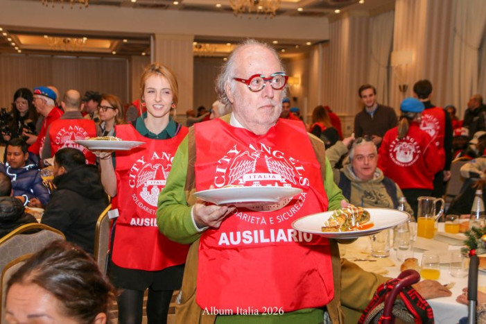 Senzatetto serviti a tavola dai Vip Senzatetto serviti a tavola dai Vip