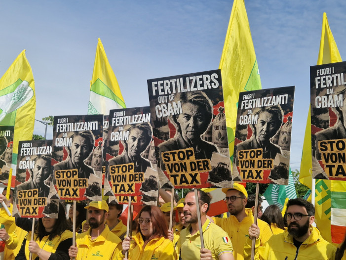 In piazza a Strasburgo: “Un fondo straordinario contro il caro fertilizzanti”