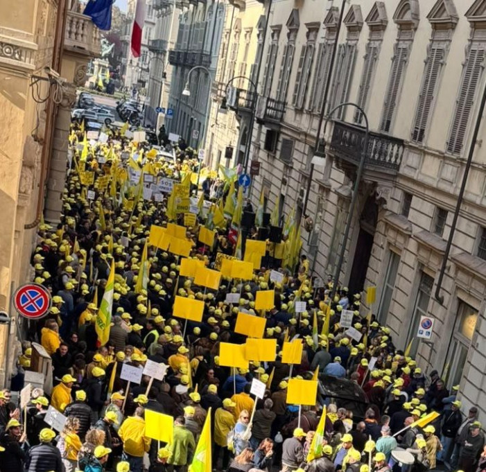 Sit-in Coldiretti a Torino, un fiume giallo: “L’agricoltura deve dare e avere futuro”